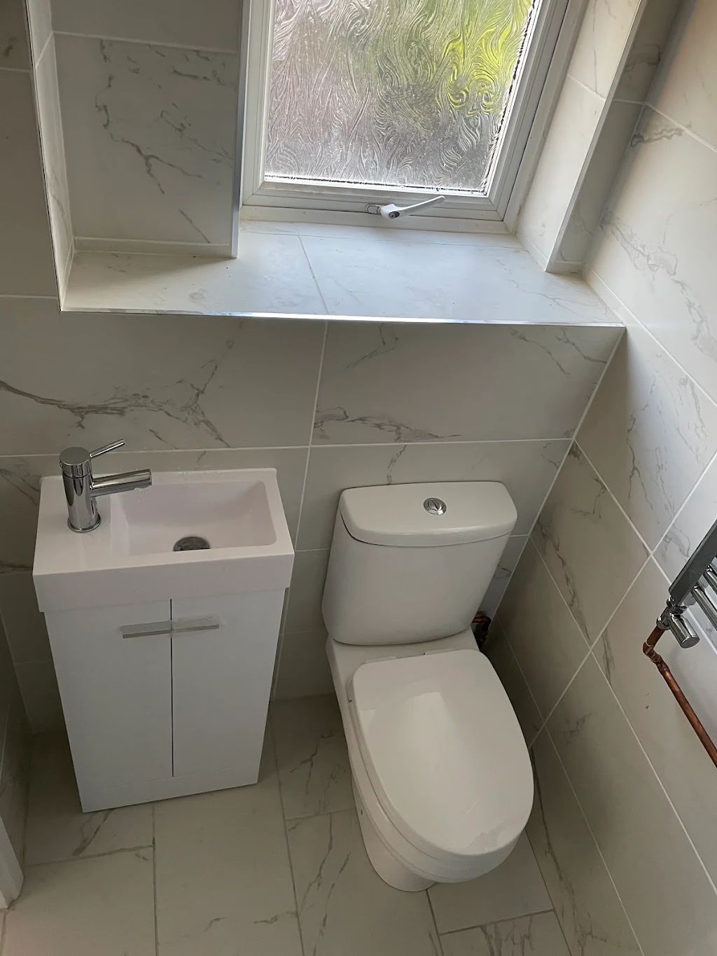 Bathroom vanity unit and toilet