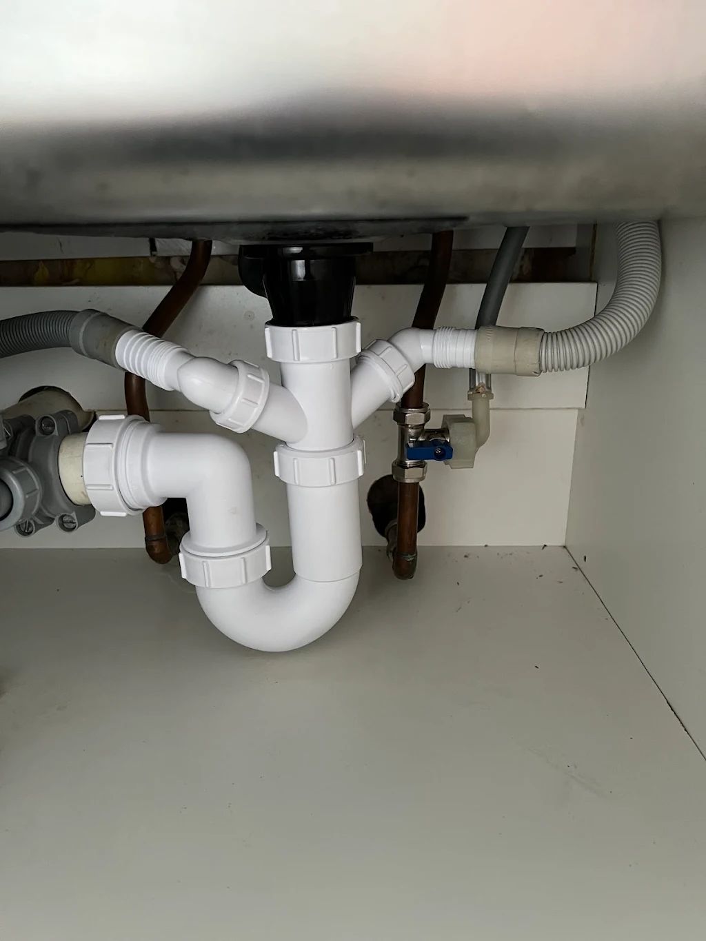 Under-sink waste pipework