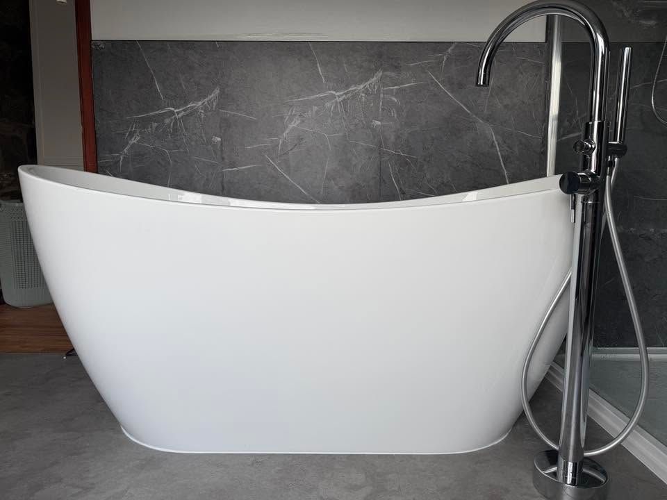 Freestanding bath